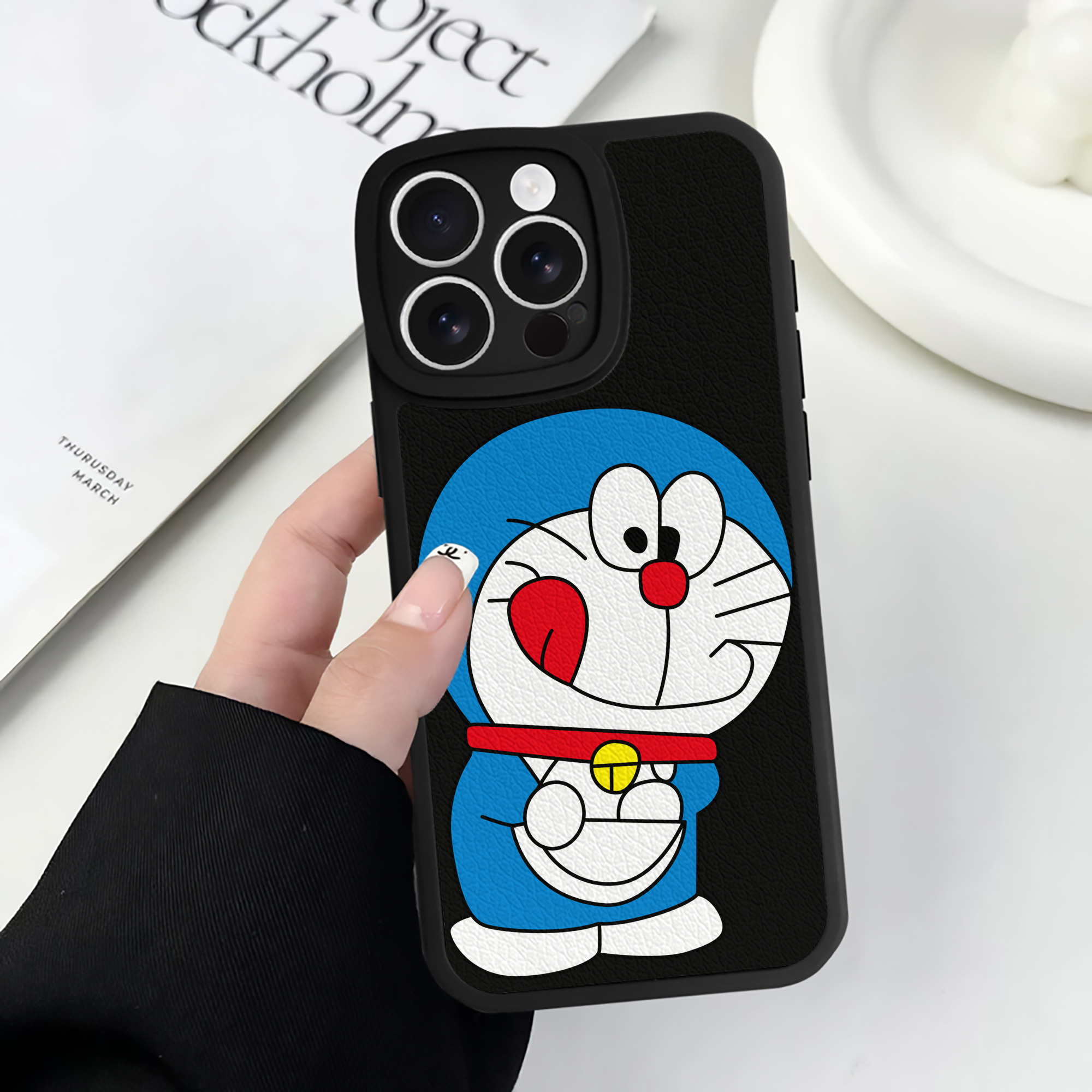 （画像用） ドラえもん Doraemon 【iPhone 16シリーズ対応】シリコンスマホケース（レザー調） 材質：シリコン